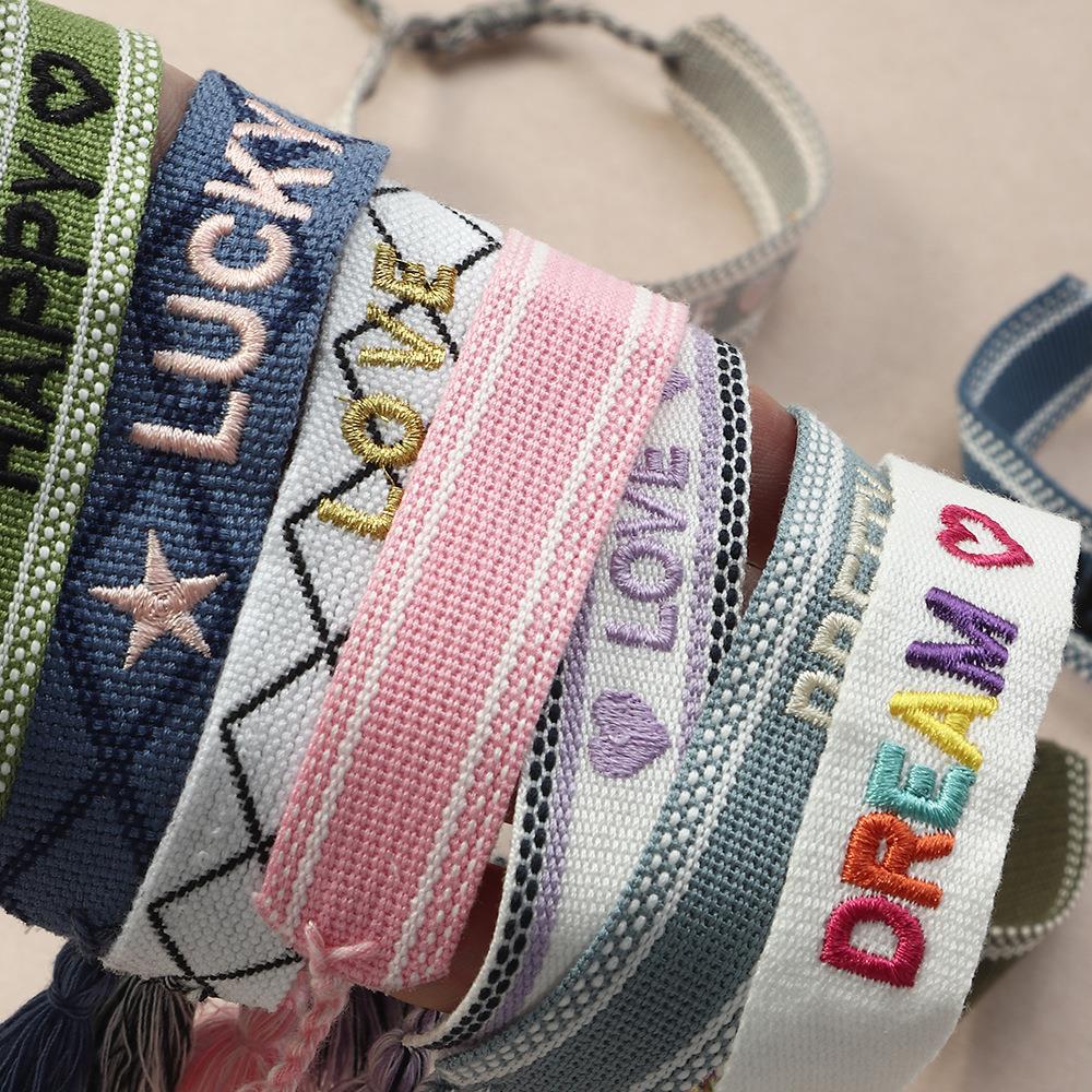 Embroidery Letter N - Handgemaakte armband met borduurwerk, kwastjes en