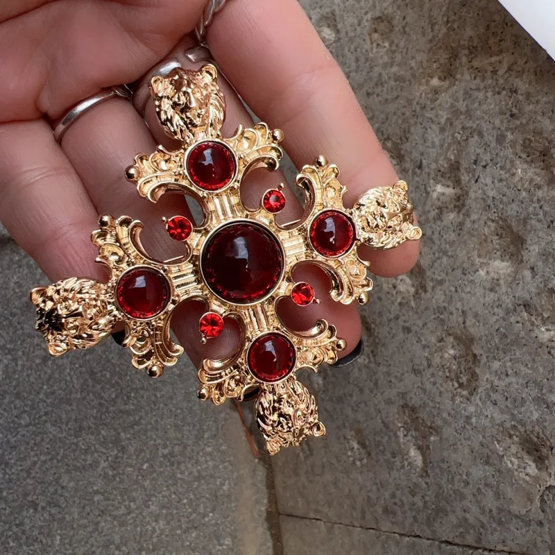 Barokke luxe broches met kruis - Embroidery Icon recensie en prijs