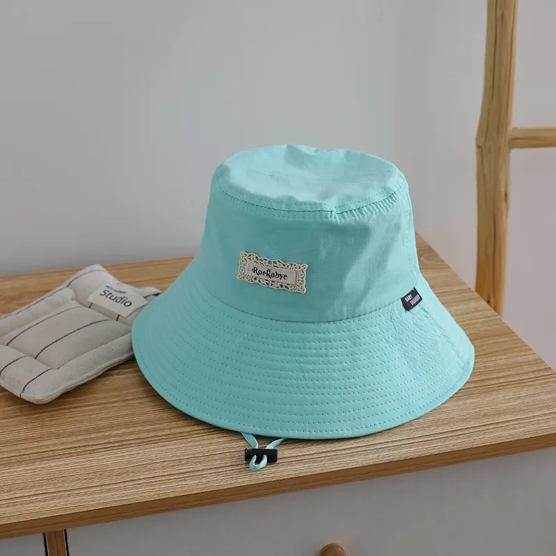 Kinderhoedje met veelkleurig d - Embroidery Letter recensie en prijs